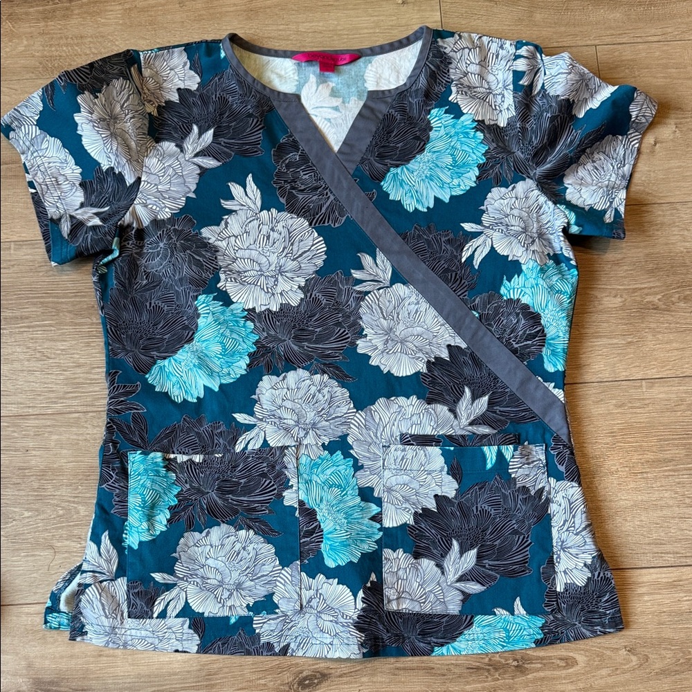 BEYOND SCRUBS TOP